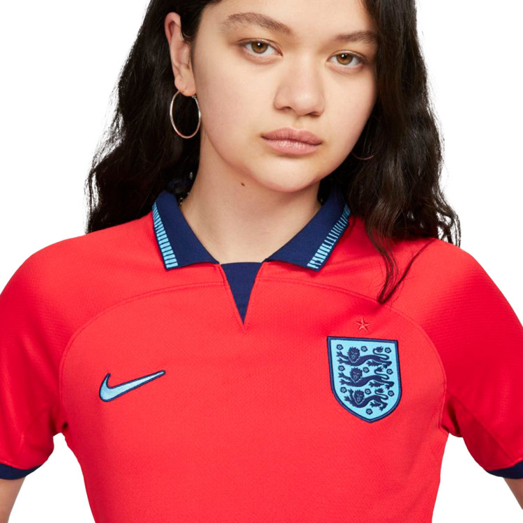 camiseta-nike-inglaterra-segunda-equipacion-stadium-mundial-qatar-2022-mujer-challenge-red-blue-void-blue-fury-2.jpg