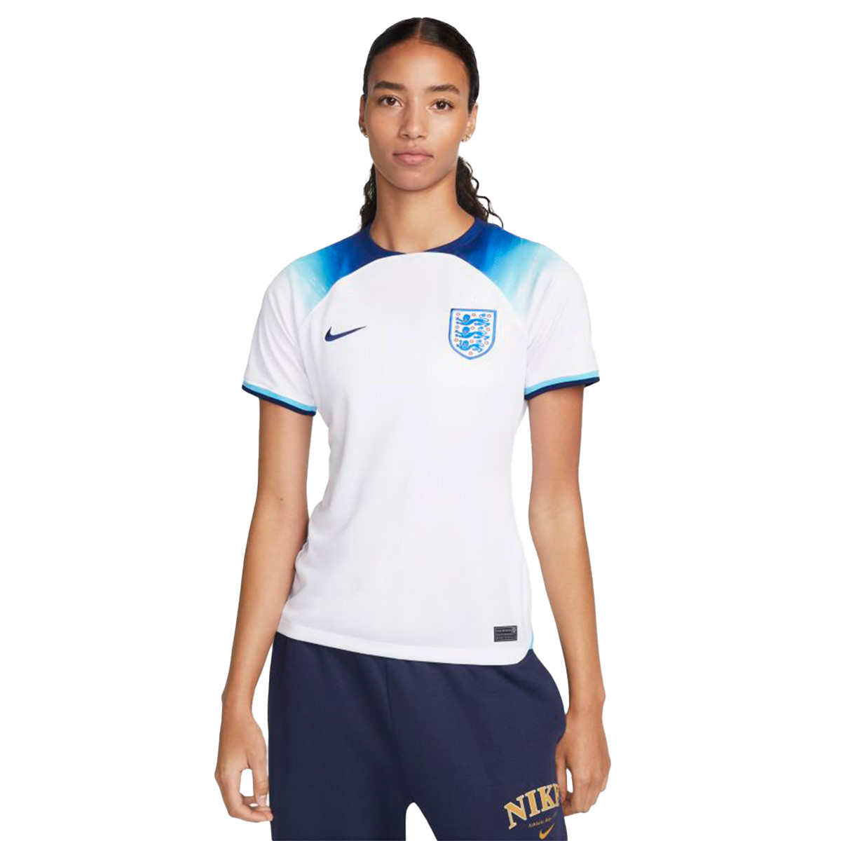 Alicia regular Otros lugares Camiseta Nike Inglaterra Primera Equipación Stadium Mundial Qatar 2022  Mujer White-Blue Fury-Blue Void - Fútbol Emotion