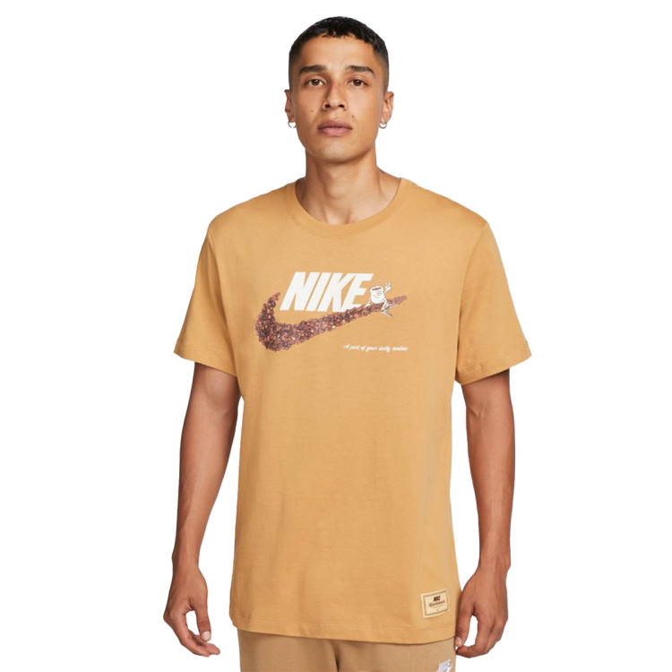 camiseta-nike-sportswear-solecafe-elemental-gold-0.jpg