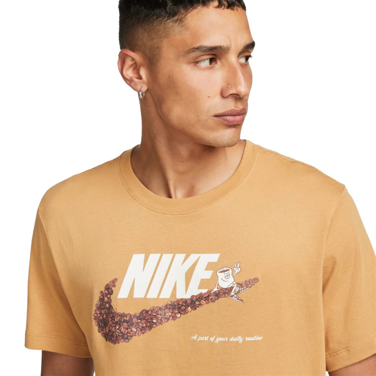 camiseta-nike-sportswear-solecafe-elemental-gold-2.jpg