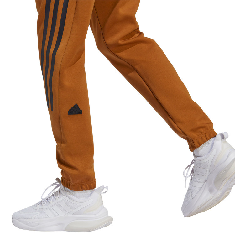 pantalon-largo-adidas-future-icons-3-stripes-bronze-strata-3