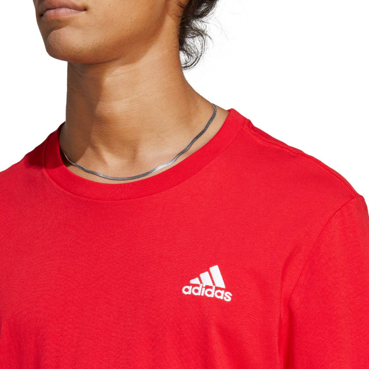 camiseta-adidas-essentials-small-logo-better-scarlet-3