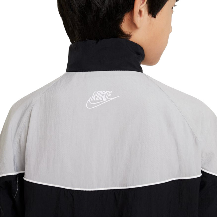 chaqueta-nike-sportswear-amplify-windrunner-nino-smoke-grey-black-white-white-3