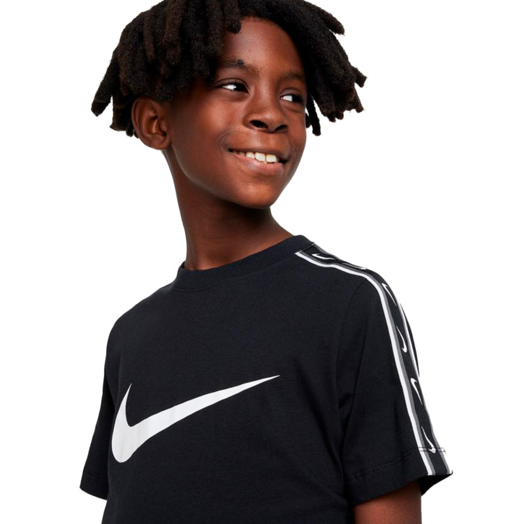 camiseta-nike-sportswear-repeat-swoosh-nino-black-white-1.jpg