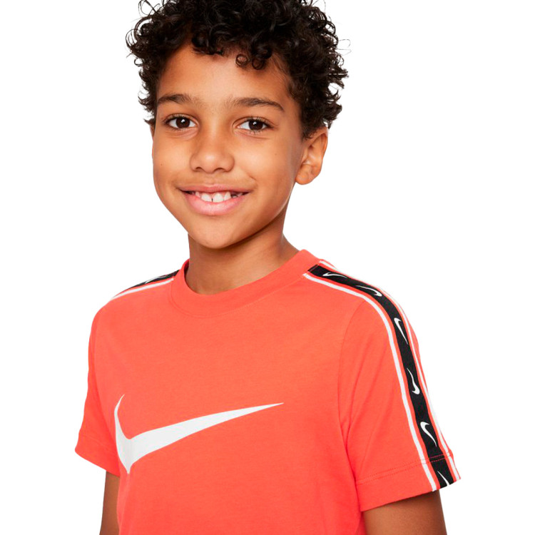 camiseta-nike-sportswear-repeat-swoosh-nino-crimson-white-2.jpg
