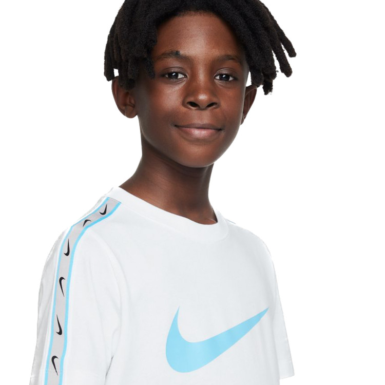 camiseta-nike-sportswear-repeat-swoosh-nino-summit-white-baltic-blue-2.jpg