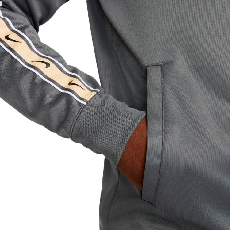 chaqueta-nike-sportswear-repeat-swoosh-polyknit-iron-grey-iron-grey-sesame-3.jpg