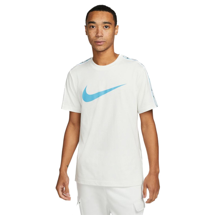 camiseta-nike-sportswear-repeat-swoosh-summit-white-baltic-blue-0.jpg