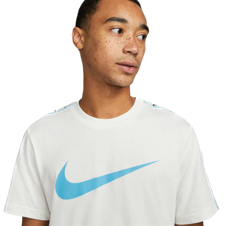 camiseta-nike-sportswear-repeat-swoosh-summit-white-baltic-blue-2.jpg