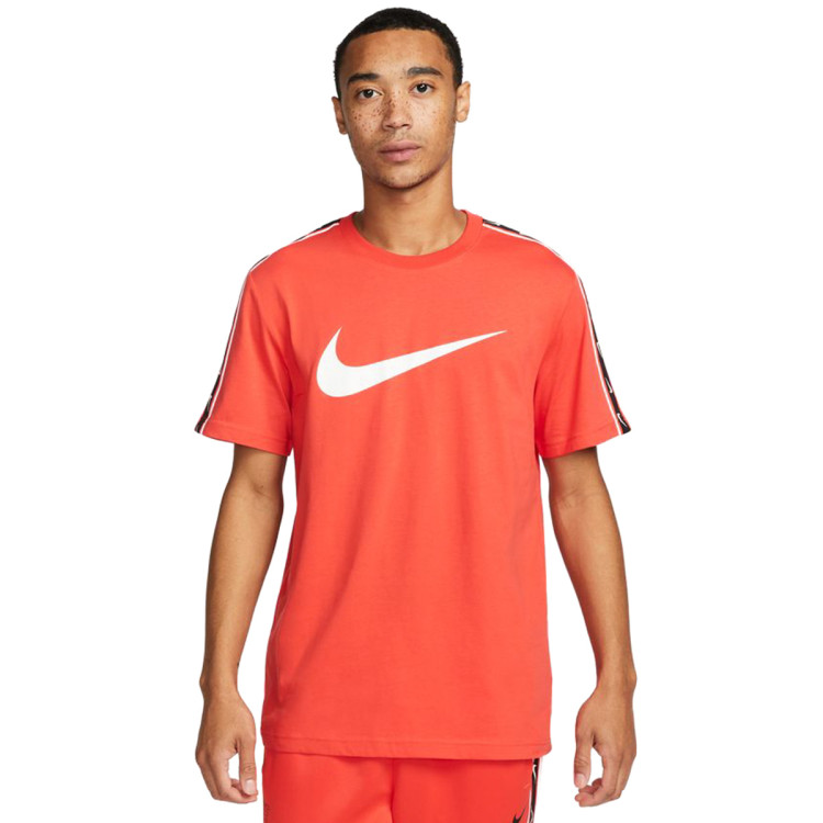 camiseta-nike-sportswear-repeat-swoosh-crimson-white-0.jpg