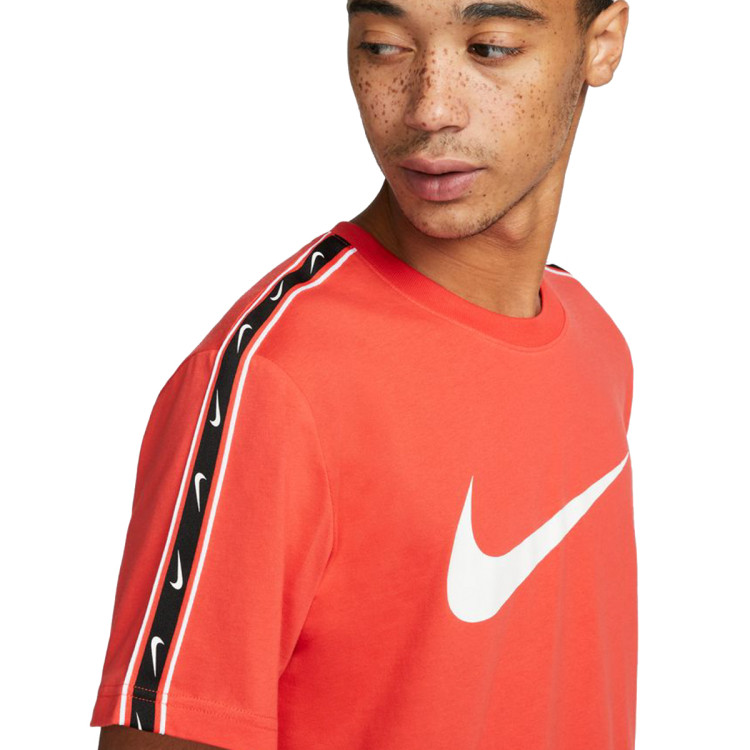 camiseta-nike-sportswear-repeat-swoosh-crimson-white-2.jpg