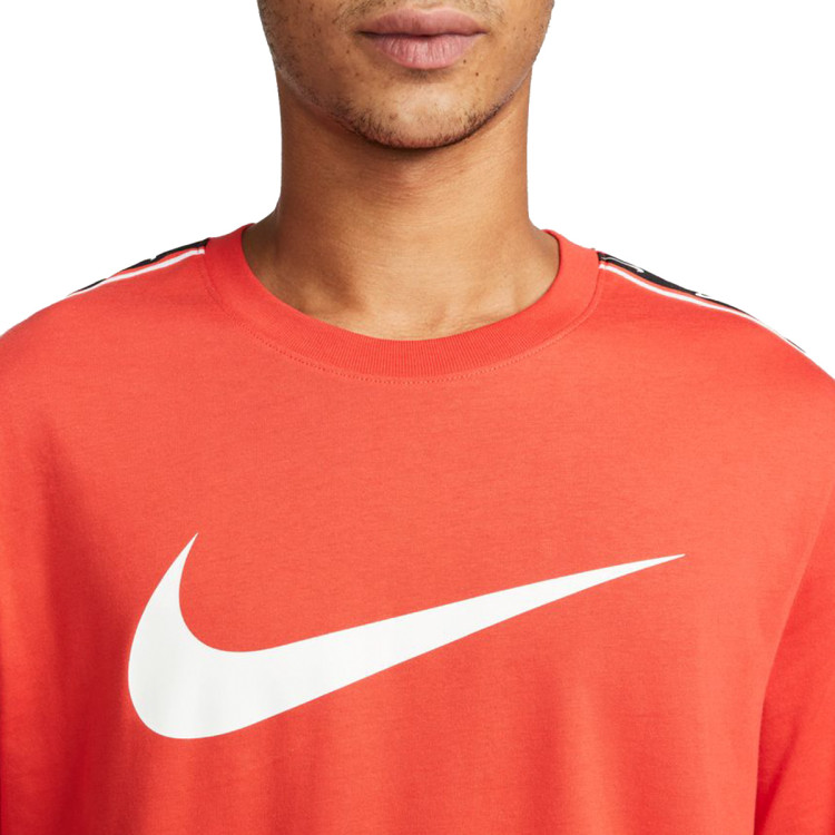 camiseta-nike-sportswear-repeat-swoosh-crimson-white-3.jpg