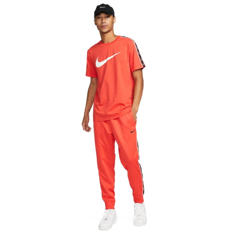 camiseta-nike-sportswear-repeat-swoosh-crimson-white-4.jpg