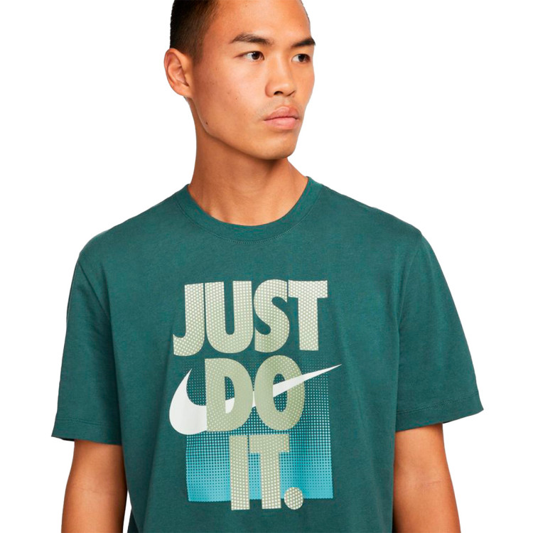 camiseta-nike-sportswear-jus-do-it-faded-spruce-2
