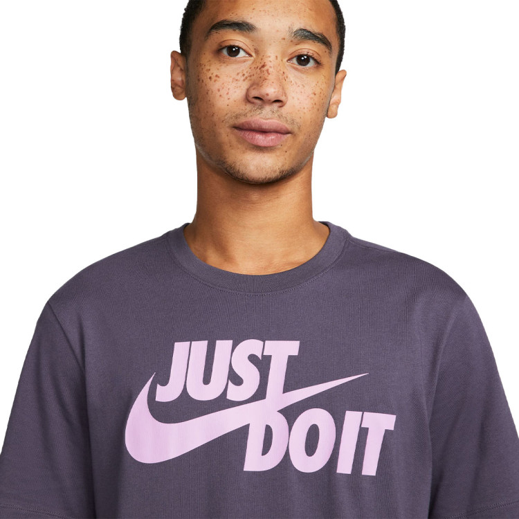 camiseta-nike-sportswear-just-do-it-swoosh-gridiron-2.jpg