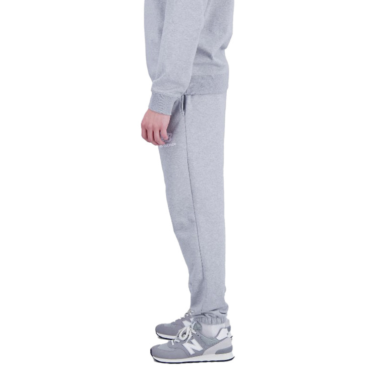 pantalon-largo-new-balance-essentials-stacked-logo-sweathletics-athletic-grey-1