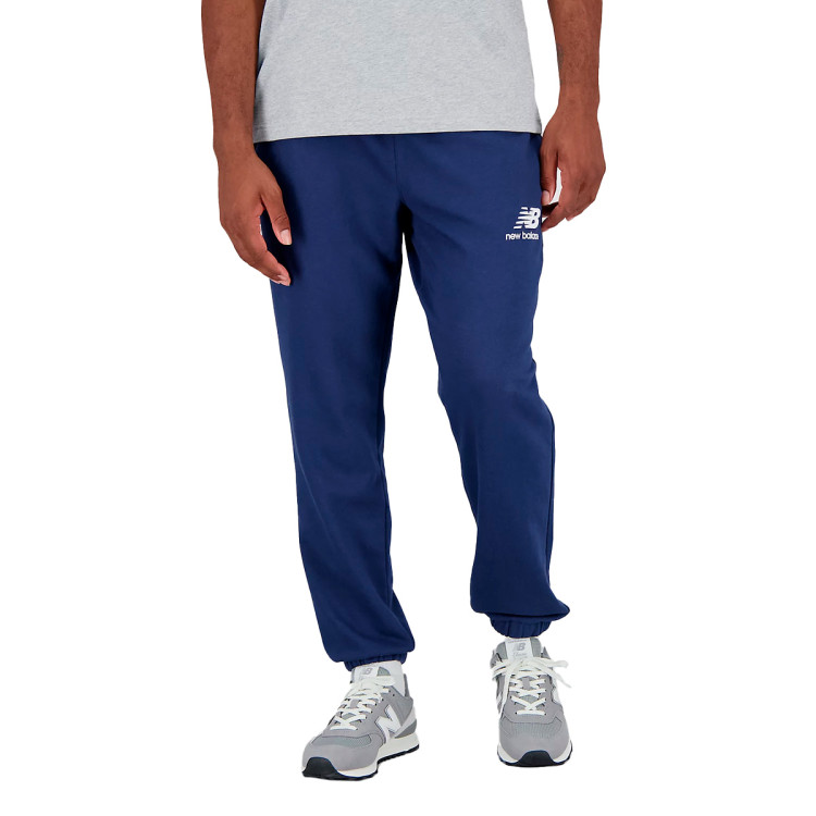 pantalon-largo-new-balance-essentials-stacked-logo-sweathletics-blue-navy-0