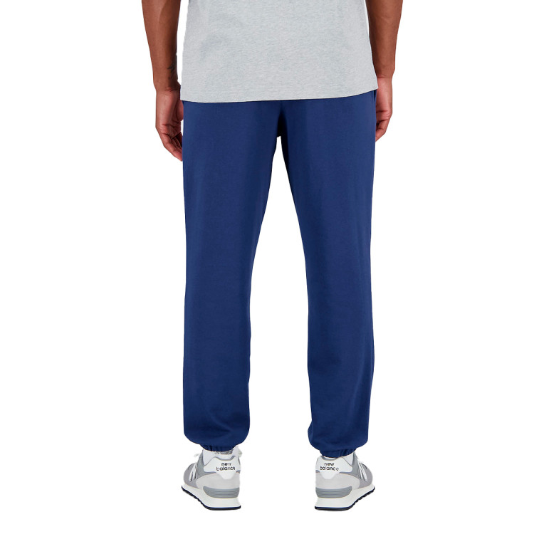 pantalon-largo-new-balance-essentials-stacked-logo-sweathletics-blue-navy-1