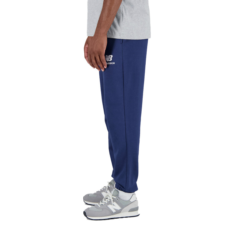 pantalon-largo-new-balance-essentials-stacked-logo-sweathletics-blue-navy-2