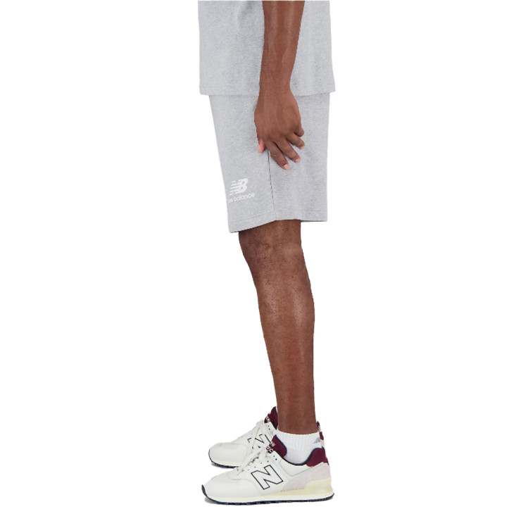 pantalon-corto-new-balance-essentials-stacked-logo-fleece-short-athletic-grey-1.jpg