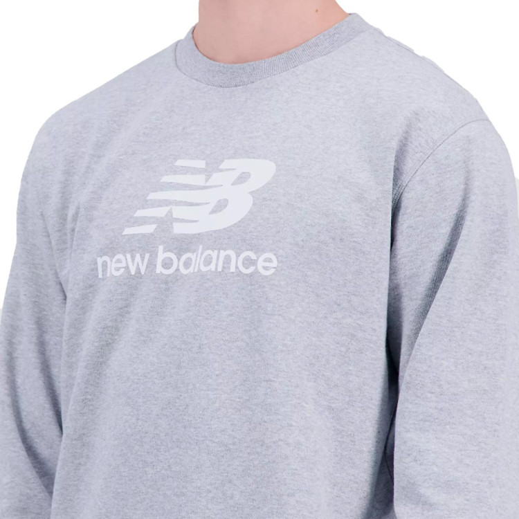 sudadera-new-balance-essentials-stacked-logo-fleece-crew-athletic-grey-4