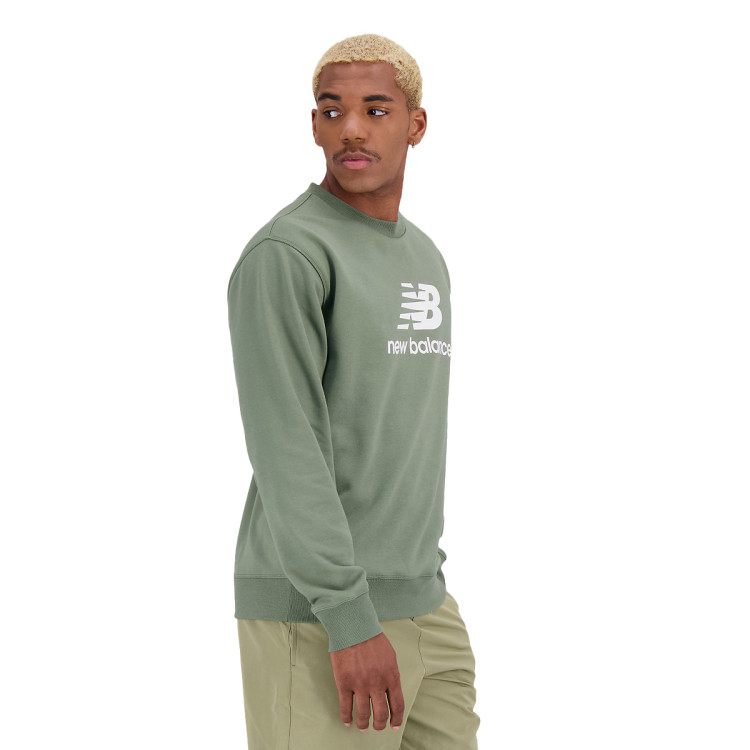 sudadera-new-balance-essentials-stacked-logo-fleece-crew-deep-olive-green-1