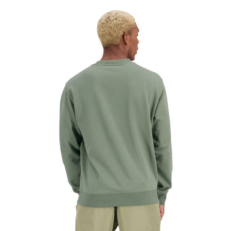 sudadera-new-balance-essentials-stacked-logo-fleece-crew-deep-olive-green-2.jpg