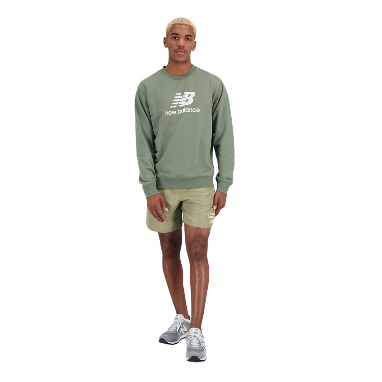 sudadera-new-balance-essentials-stacked-logo-fleece-crew-deep-olive-green-4