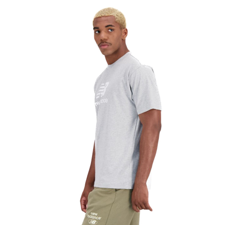 camiseta-new-balance-essentials-stacked-logo-athletic-grey-1