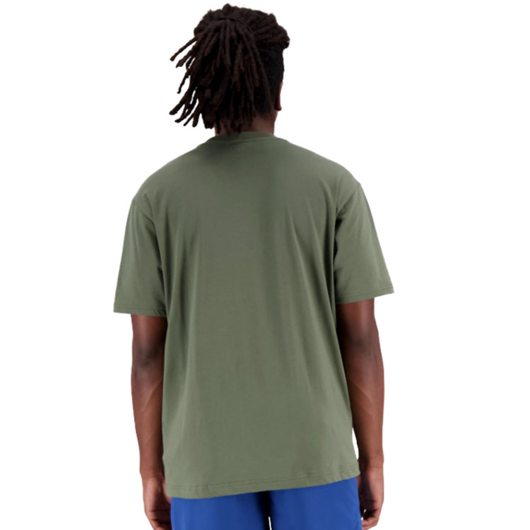camiseta-new-balance-essentials-stacked-logo-deep-olive-green-1