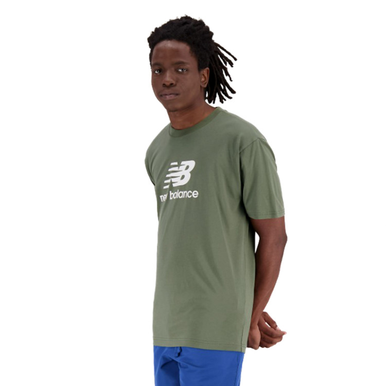 camiseta-new-balance-essentials-stacked-logo-deep-olive-green-2