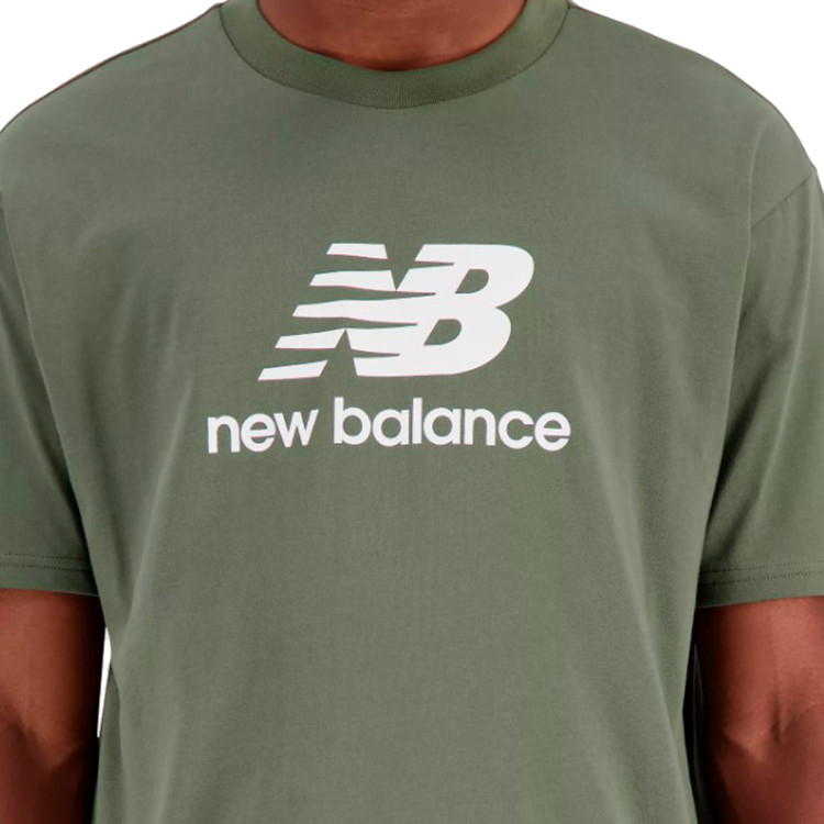 camiseta-new-balance-essentials-stacked-logo-deep-olive-green-3