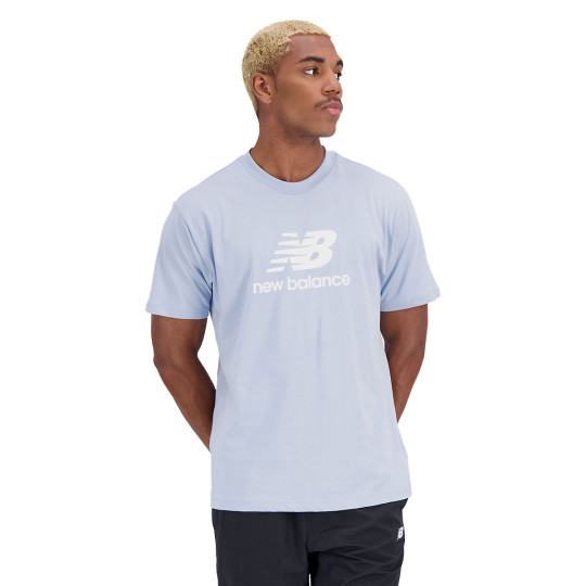 Jersey New Balance Essentials Stacked Logo Blue Sky - Fútbol Emotion