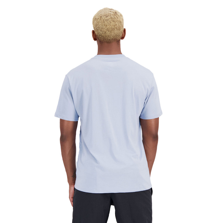 camiseta-new-balance-essentials-stacked-logo-blue-sky-1.jpg