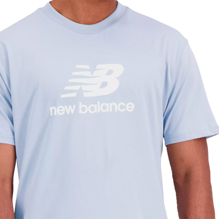 camiseta-new-balance-essentials-stacked-logo-blue-sky-2.jpg
