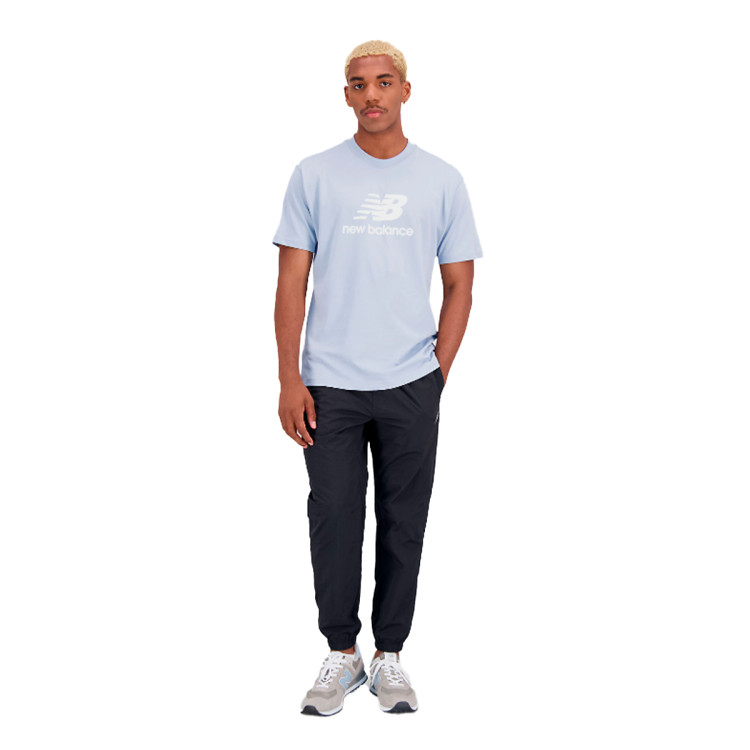 camiseta-new-balance-essentials-stacked-logo-blue-sky-3.jpg
