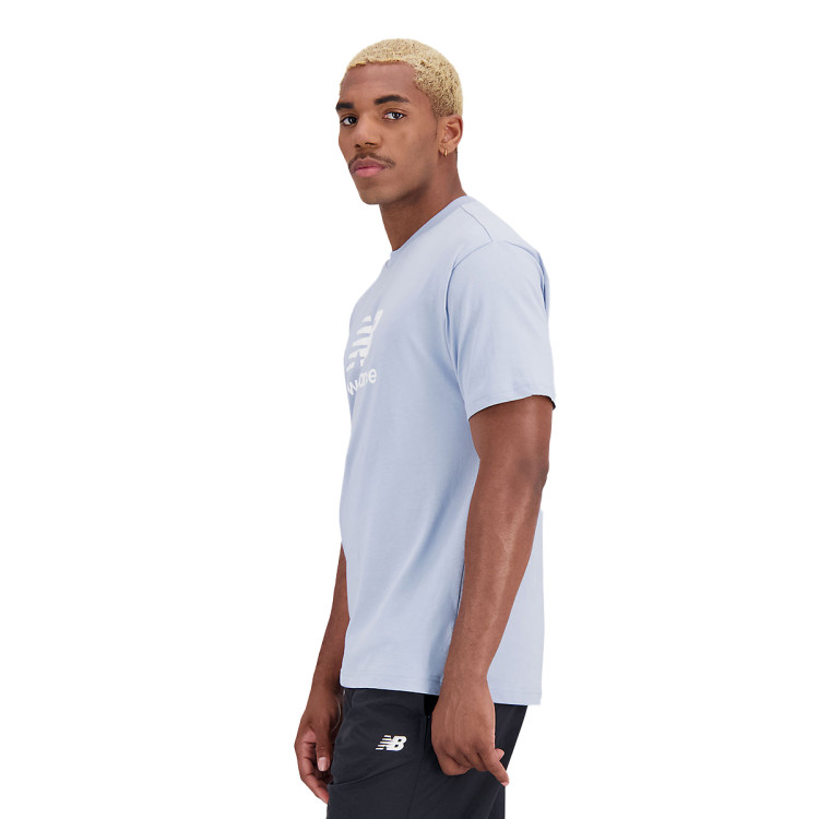 camiseta-new-balance-essentials-stacked-logo-blue-sky-4.jpg