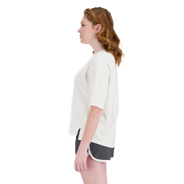 camiseta-new-balance-athletics-boxy-mujer-beige-1
