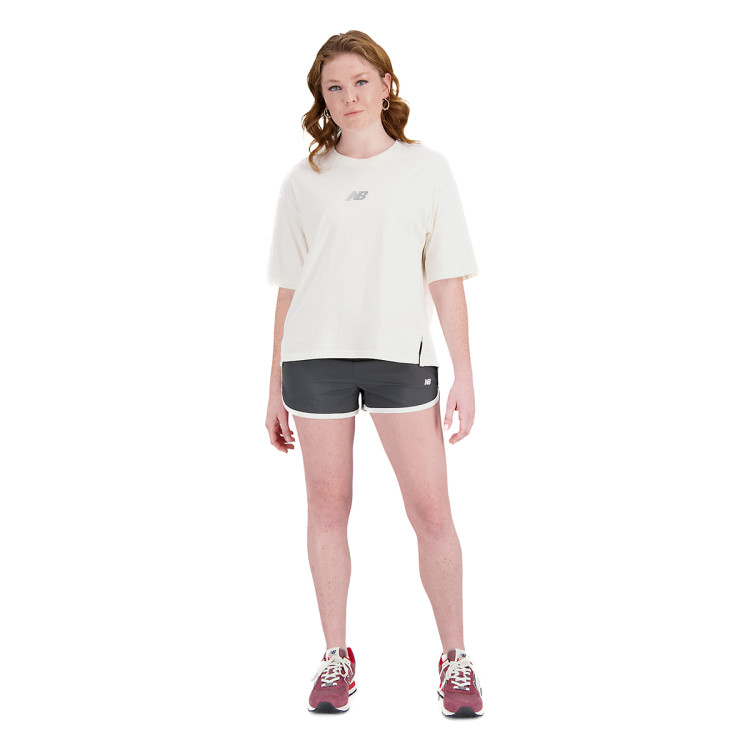 camiseta-new-balance-athletics-boxy-mujer-beige-3