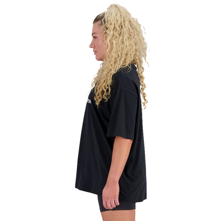 camiseta-new-balance-essentials-stacked-logo-cotton-oversized-mujer-black-1