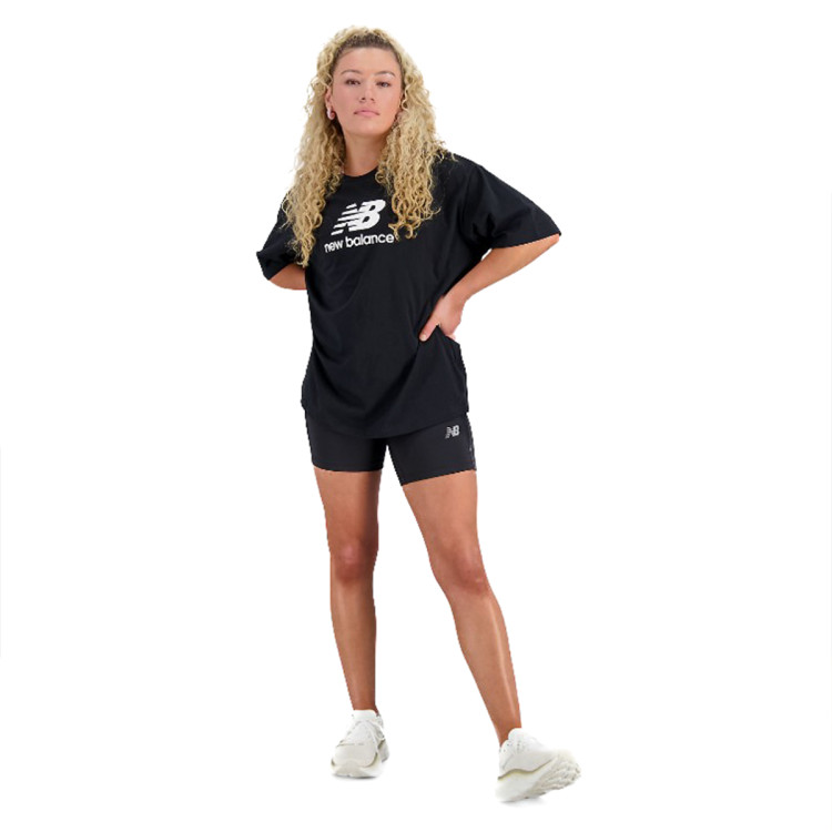 camiseta-new-balance-essentials-stacked-logo-cotton-oversized-mujer-black-4