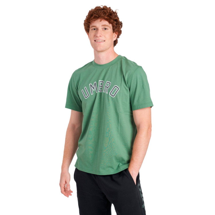 camiseta-umbro-collegiate-graphic-dark-ivy-1.jpg