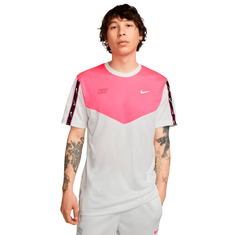 camiseta-nike-sportswear-repeat-summit-white-hyper-pink-white-0.jpg