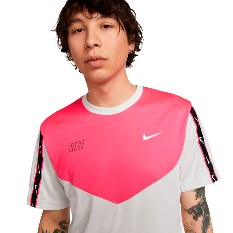 camiseta-nike-sportswear-repeat-summit-white-hyper-pink-white-2