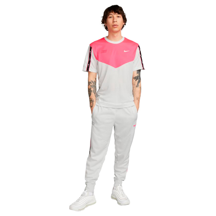 camiseta-nike-sportswear-repeat-summit-white-hyper-pink-white-4