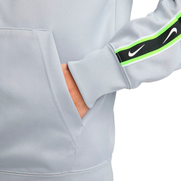 chaqueta-nike-sportswear-repeat-swoosh-polyknit-wolf-grey-black-volt-4.jpg