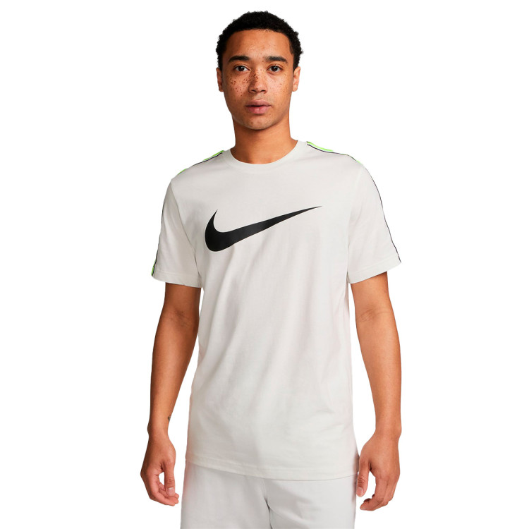 camiseta-nike-sportswear-repeat-swoosh-summit-white-summit-white-black-0