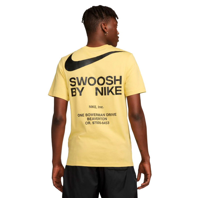 camiseta-nike-sportswear-big-swoosh-saturn-gold-1