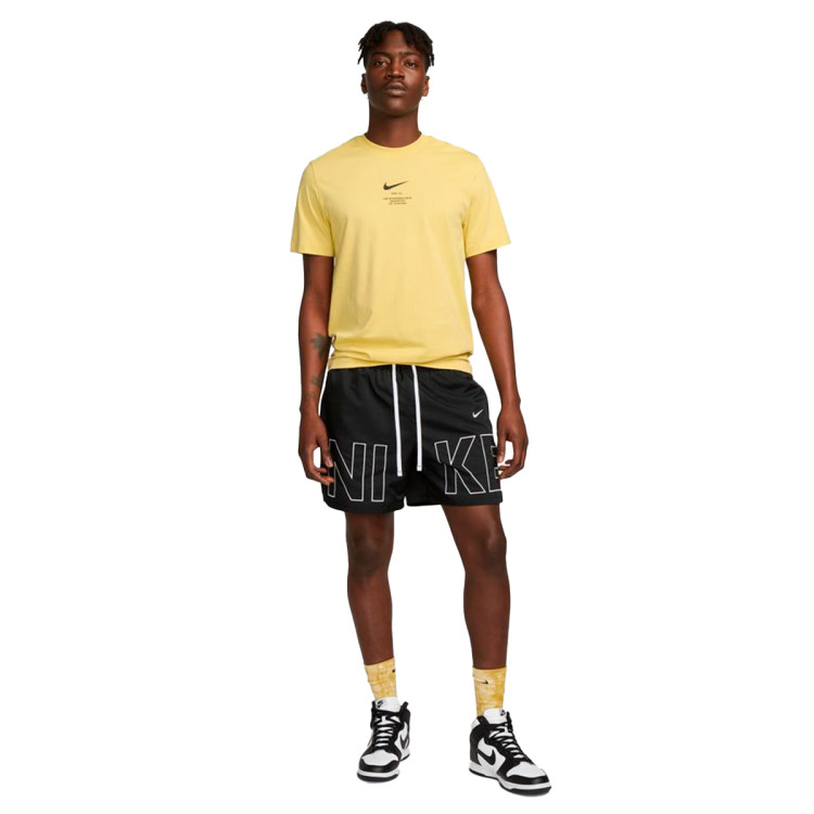 camiseta-nike-sportswear-big-swoosh-saturn-gold-3