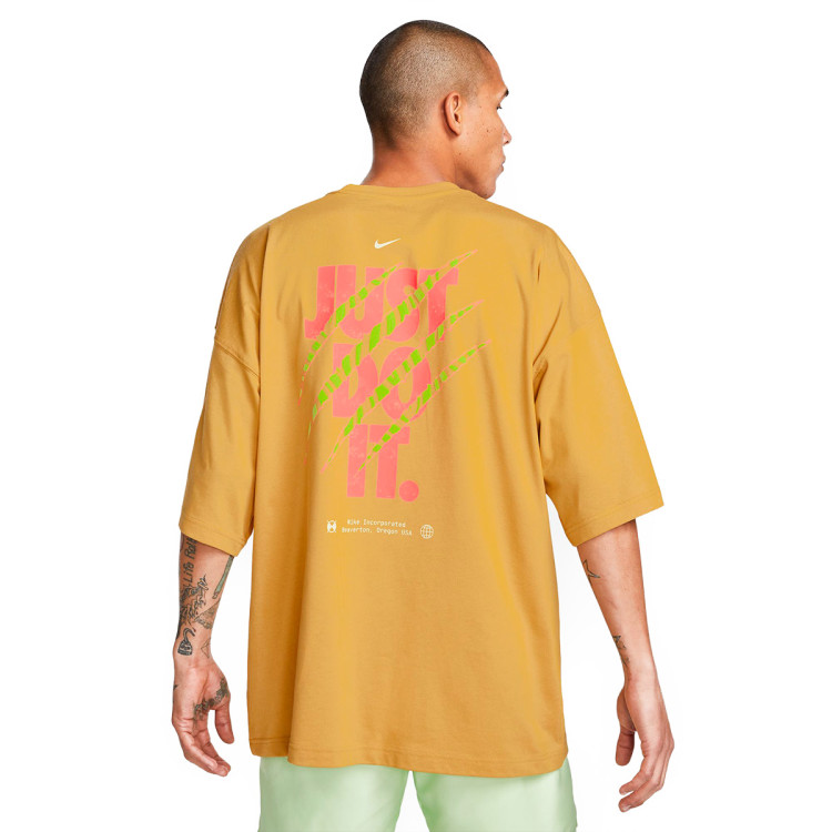 camiseta-nike-sportswear-os-brandriffs-lbr-wheat-gold-1